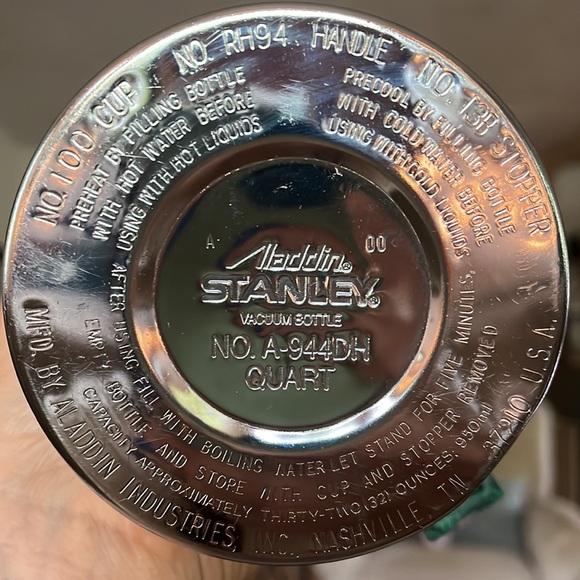 Stanley Classic Thermos - 32 oz - Quart - Handled - Picture 2 of 4